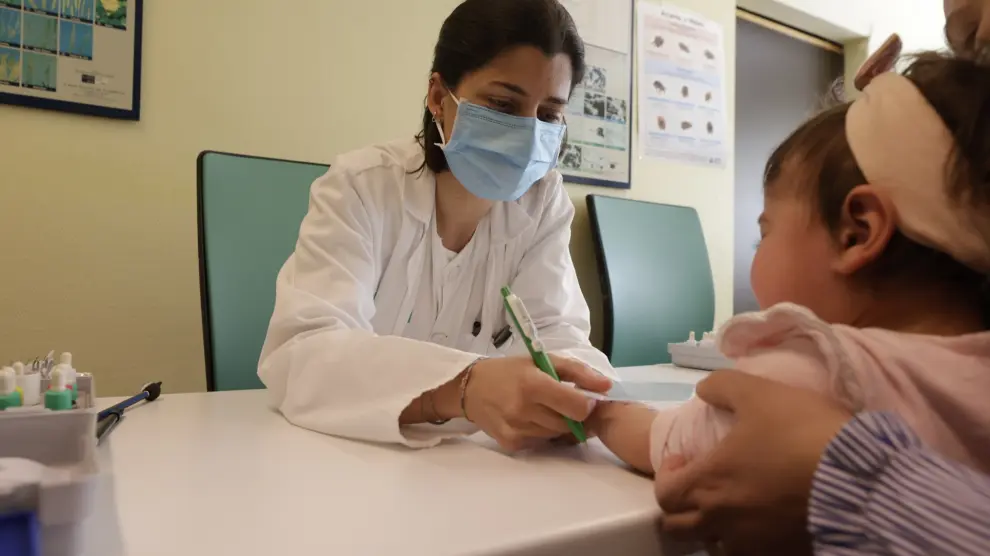 La pequeña Jana, de 15 meses, en la consulta de Alergología del Hospital Clínico de Zaragoza, donde acude cada miércoles.