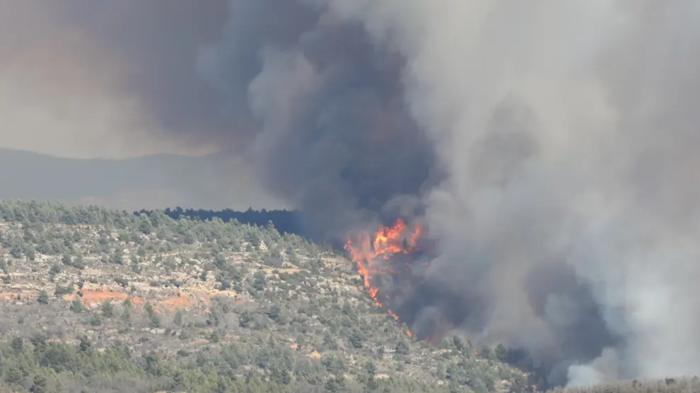 Imagen del incendio forestal desde San Agustín, en la provincia de Teruel.