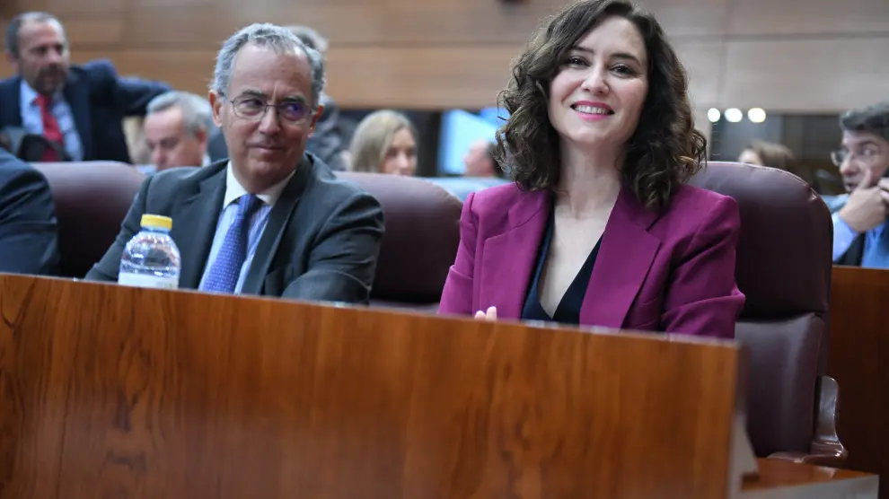 La presidenta de la Comunidad de Madrid, Isabel Díaz Ayuso, y el vicepresidente, consejero de Educación y Universidades, Enrique Ossorio, durante la sesión plenaria de este jueves en la Asamblea de Madrid