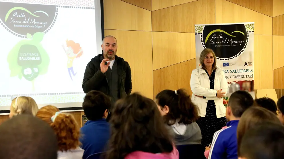 César Cólliga y Carmen Urbano explicaron a los escolares las ventajas del aceite de oliva.