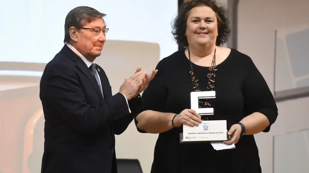 Arturo Aliaga entregó el Premio Empresa Huesca 2023 a Cristina Gallart, presidenta de Fribin.