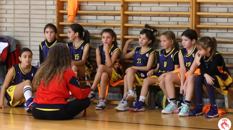 Varias jugadoras de uno de los equipos del club Baloncesto Reino de Aragón.