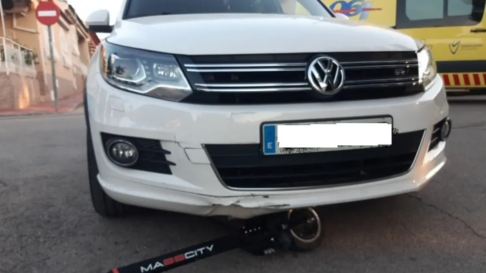 El patinete junto al vehículo contra el que chocó un conductor esta semana en Murcia.