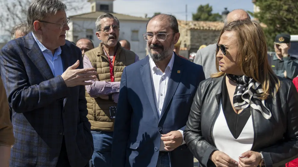 El presidente de la Generalitat valenciana, Ximo Puig (i) y el presidente de Aragón, Javier Lambán (c), a su llegada al centro de mando en el incendio forestal,