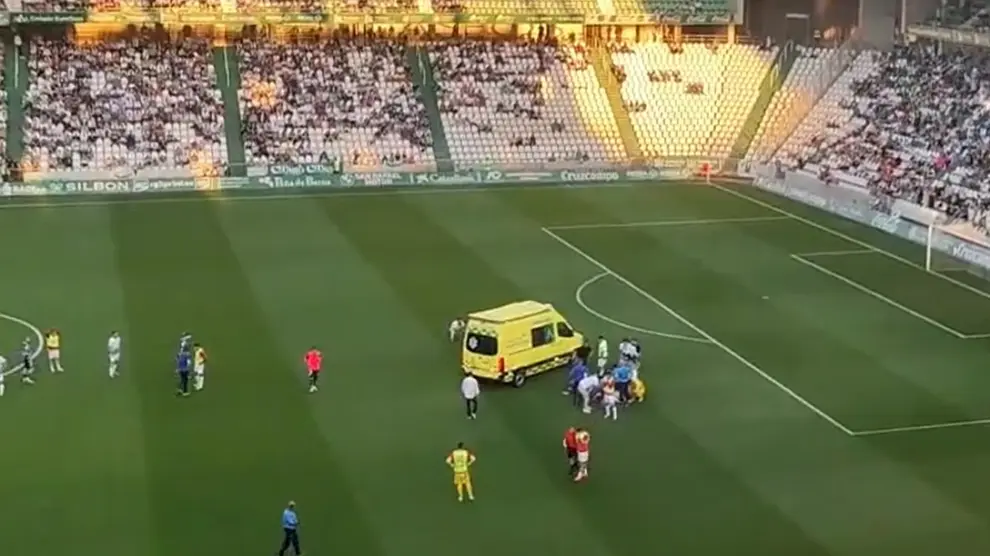 Momento en el que la ambulancia entra al campo a evacuar al jugador.