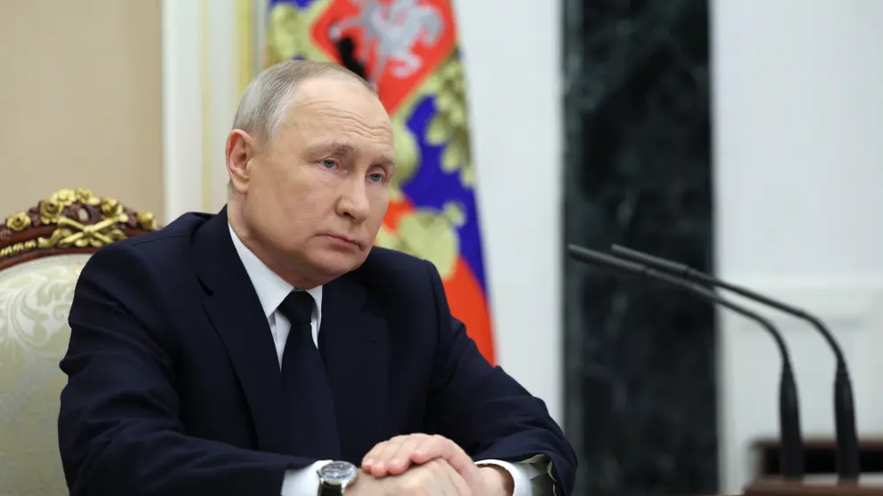El presidente ruso Vladímir Putin escucha al ministro de Transportes ruso, Vitaly Savelyev