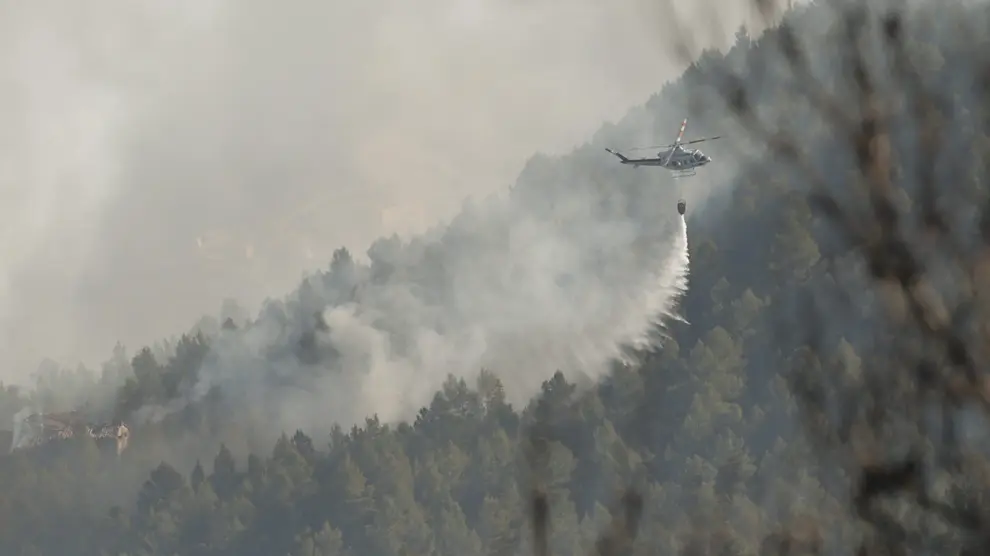 Un helicóptero trabaja en la extinción del incendio en la zona de los Peiros, en la provincia de Teruel.