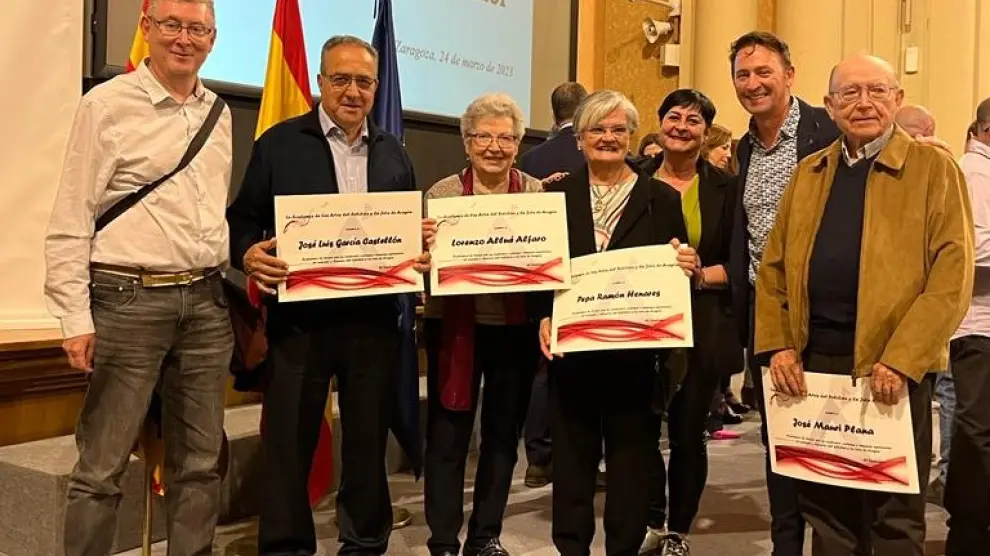 Fotos de la entrega de los diplomas de académicos de honor de la jota y el folclore a cinco representantes de Huesca.
