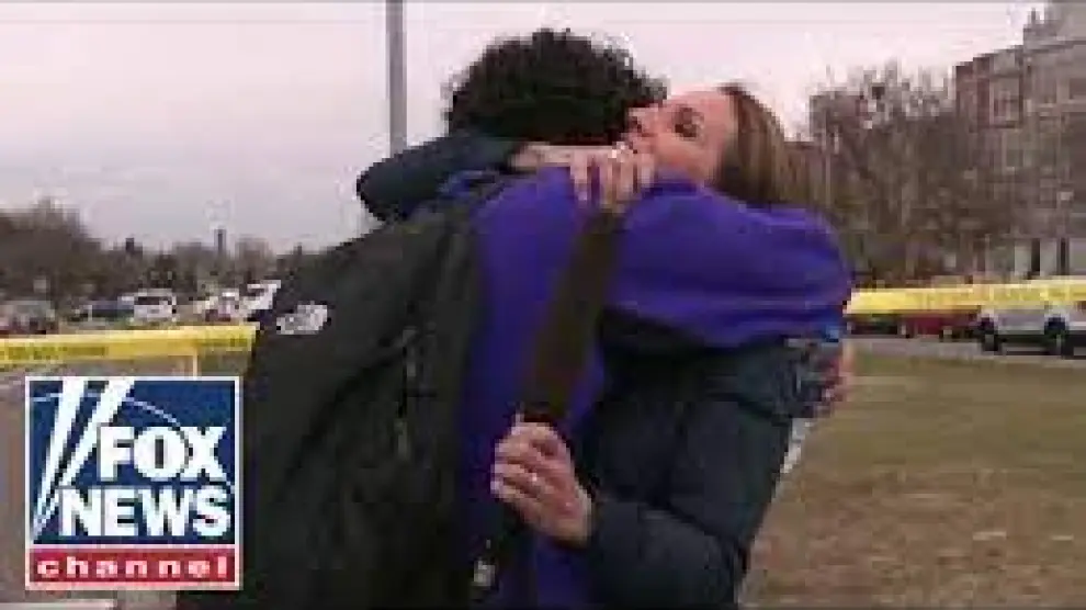 Alicia Acuna, reportera de Fox News, en el momento en el que abraza a su hijo