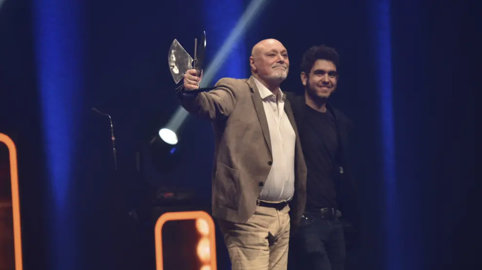El músico zaragozano Gabriel Sopeña recibió el Premio Especial a la Trayectoria de manos del cineasta Javier Macipe