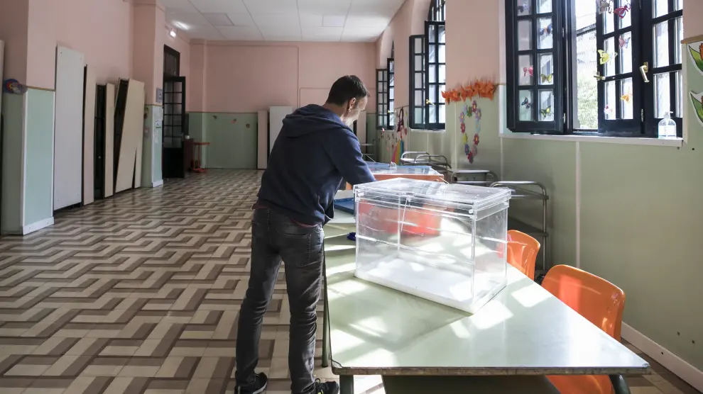 Preparativos, en un colegio de Zaragoza, para una jornada electoral.