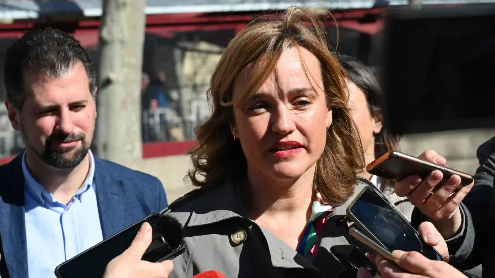La ministra Pilar Alegría atiende a los medios de Palencia.