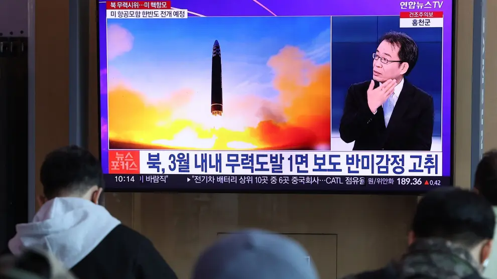 Una pantalla de televisión en la estación de Seúl muestra noticias sobre el lanzamiento de dos misiles balísticos de corto alcance por parte de Corea del Norte hacia el Mar del Japón.
