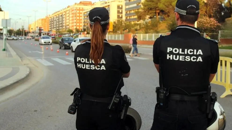 Dos agentes de la Policía Local en la avenida Martínez de Velasco.