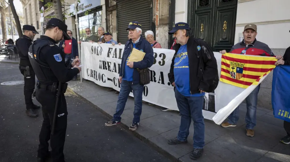 Miembros de Crefco y Creloc se concentran ante la Embajada de Francia en Madrid para reinvidicar la reapertura del Canfranc y enviar una carta al presidente Enmanuel Macron.