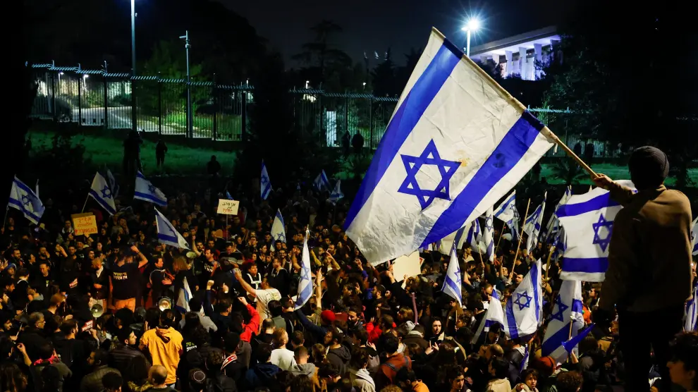 People attend a demonstration after Israeli Prime Minister Benjamin Netanyahu dismissed the defense minister and his nationalist coalition government presses on with its judicial overhaul, in Jerusalem, March 26, 2023. REUTERS/Ronen Zvulun TPX IMAGES OF THE DAY ISRAEL-POLITICS/JUDICIARY-PROTESTS