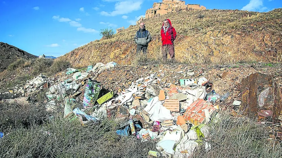 Dos vecinos de la comarca denuncian la basura que se acumula a los pies del despoblado de Villanueva de Jalón