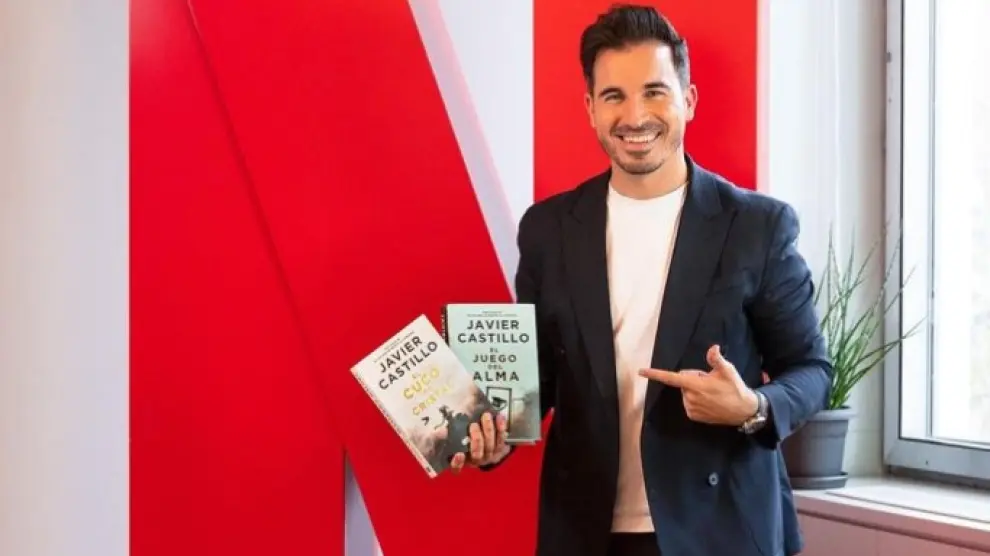 Javier Castillo posa con sus novelas 'El juego del alma' y 'El cuco de cristal'