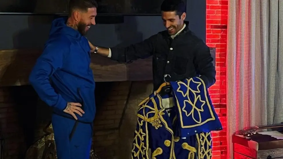 Talavante le regala un traje goyesco a Sergio Ramos.