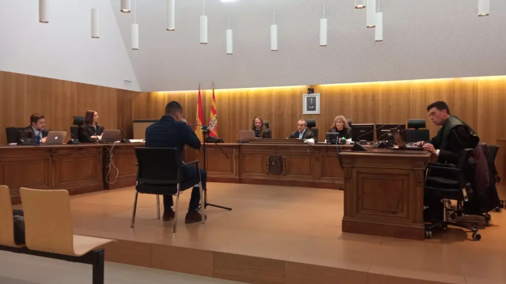 Primer día del juicio por agresión sexual a una menor de Barbastro de 15 años celebrado en la Audiencia Provincial de Huesca.