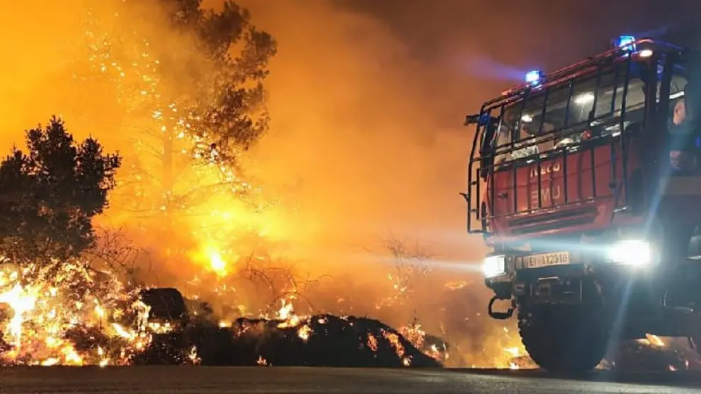 Efectivos de la UME de la Base de Zaragoza actuan en el incendio declarado en Castelló y Teruel la semana pasada.