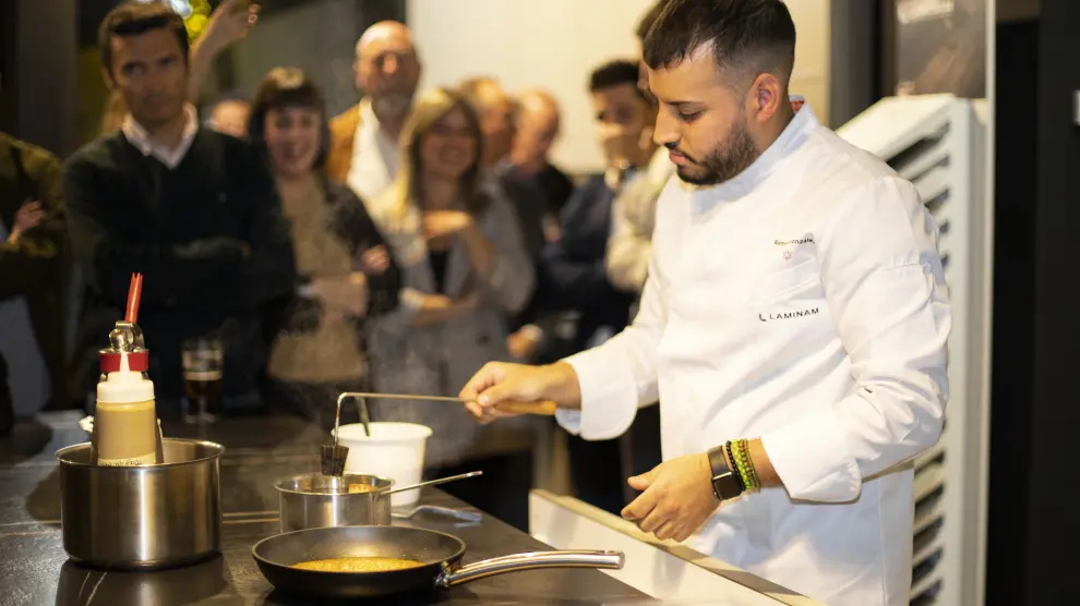 El chef Ramses González, cocinando sobre Induction Stone BY Iberstone, en el evento de Zaragoza.