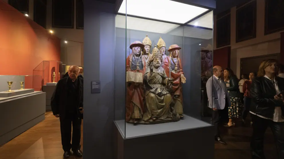 'San Pedro con dos cardenales y dos obispos'. Talla del siglo XVI cedida para la exposición por el Museo Marés.