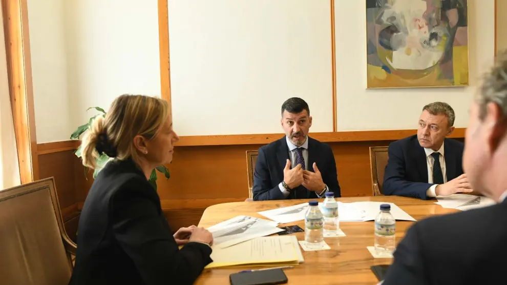 La consejera de Economía, Marta Gastón, junto al CEO de Trucks Stay, Javier Segura, y otros directivos de la compañía, hoy en el edficio Pignatelli de Zaragoza.