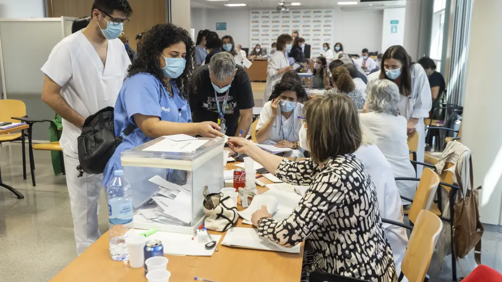 Los trabajadores votaron este jueves en las elecciones sindicales en el Hospital Miguel Servet.