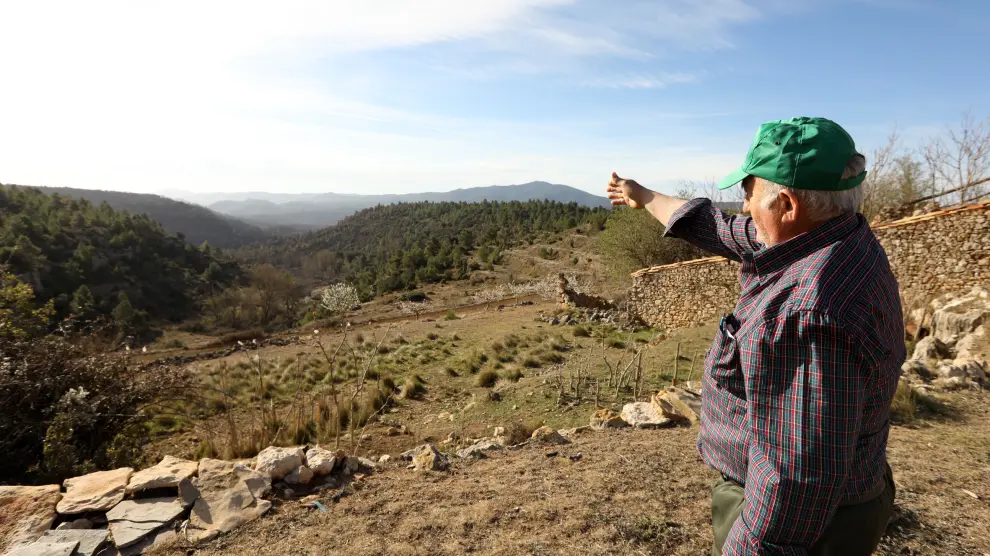 Eliazar Peiro, vecino de Los Peiros, señala el panorama calcinado delante de su casa.