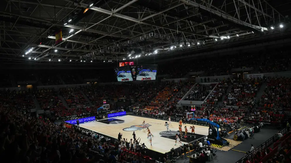 Copa de la Reina: ambiente en el pabellón Príncipe Felipe en el partido de semifinales Valencia Basket-Casademont Zaragoza