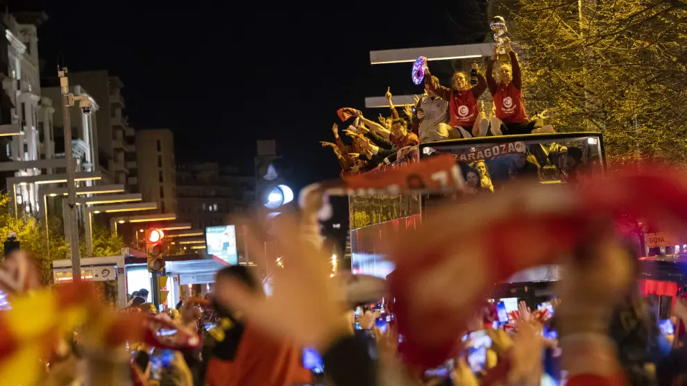 Cientos de personas recibieron en la plaza de España a las campeonas