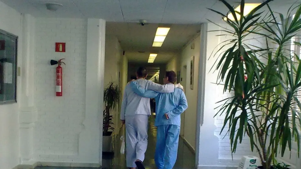 Servando y Tomás, en su primer encuentro en los pasillos del hospital Clínic de Barcelona tras la operación. La foto fue tomada por la esposa de Servando.