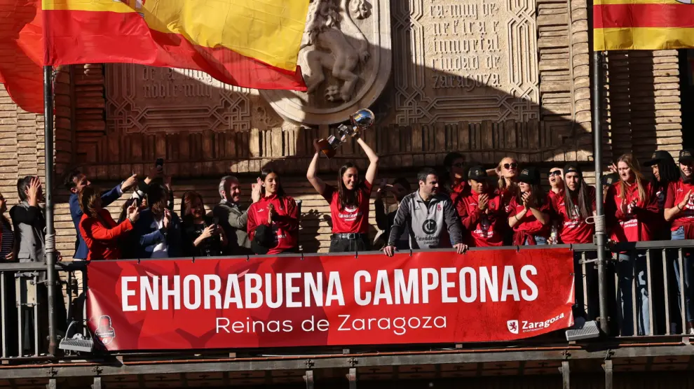 Las jugadoras del Casademont en el balcón del Ayuntamiento de Zaragoza