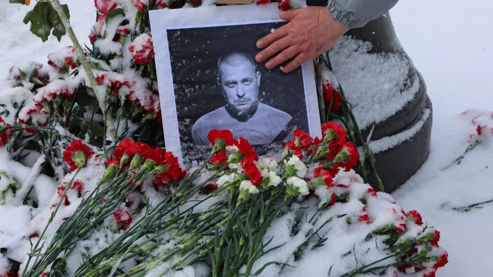 Un retrato de Vladlen Tatarski, rodeado de flores en el lugar donde fue asesinado.