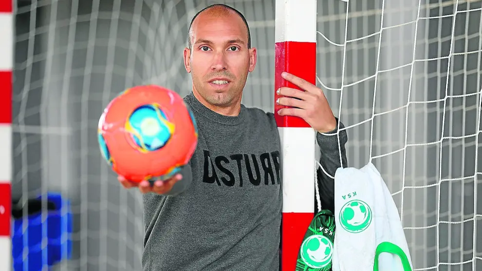 Daniel, con un balón de fútbol sala y las camisetas de la selección de Arabia Saudita en Utebo.