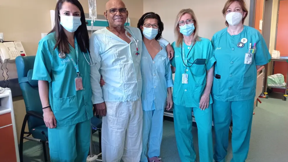 De izquierda a derecha, la hematóloga Beatriz de Rueda, el paciente Pedro , su mujer, la supervisora de Enfermería del servicio, Dolores Mellado, y la jefa del servicio de Hematología, Dra. Pilar Delgado.