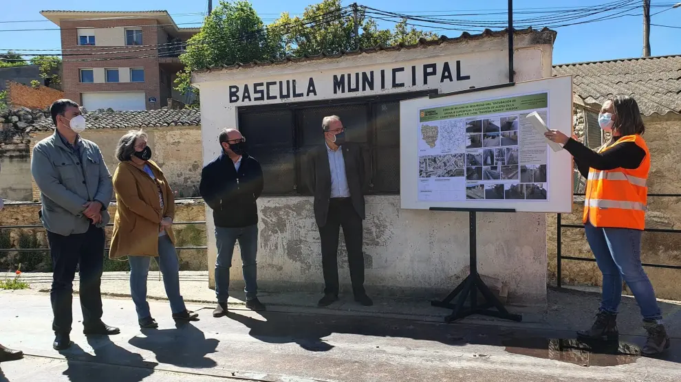 Archivo - El director general de Carreteras, Bizén Fuster, visita Azanuy (Huesca) para conocer las obras de travesía.