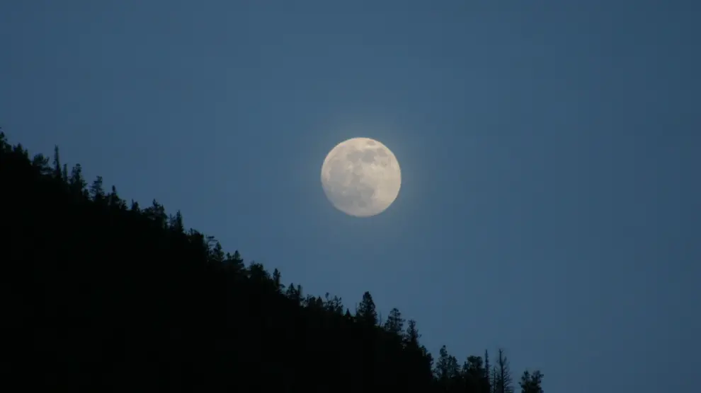 Luna llena en la montaña.