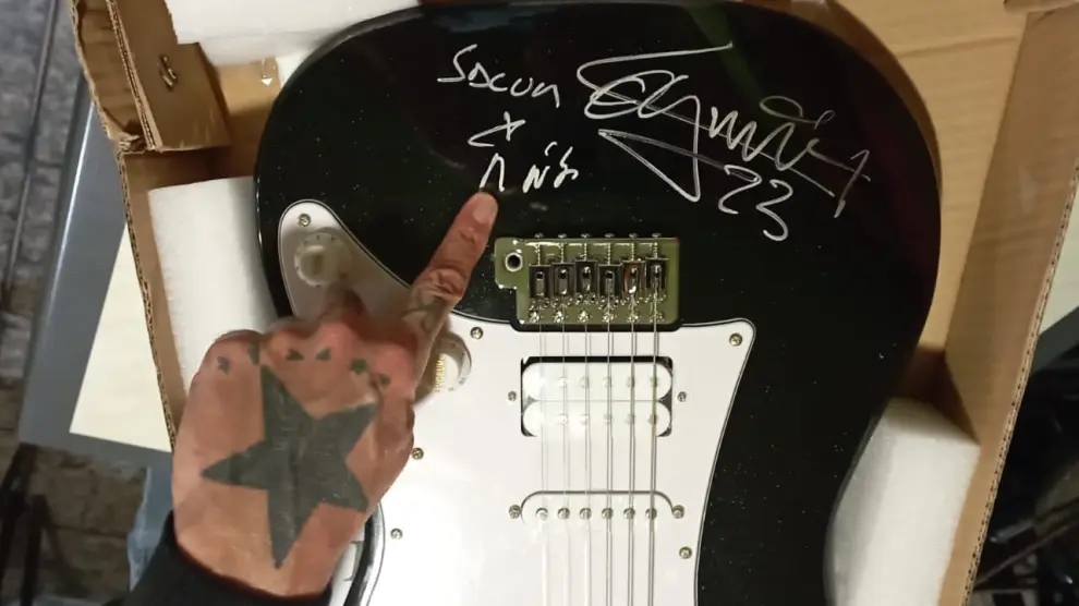 Detalle de la firma en la guitarra que se se rifará en la primera edición del 'Used Rock Festival'