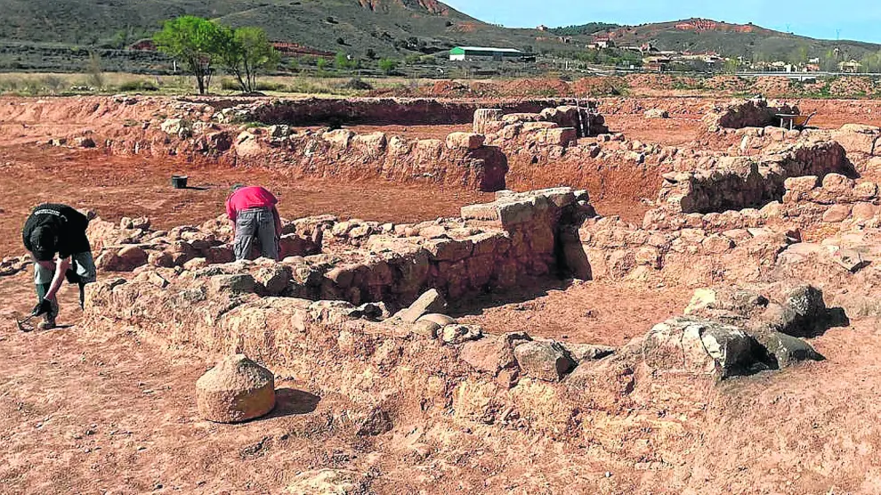 Arqueólogos, en el poblado artesanal de época romana descubierto en la zona de cola del embalse de la localidad turolense de Lechago.