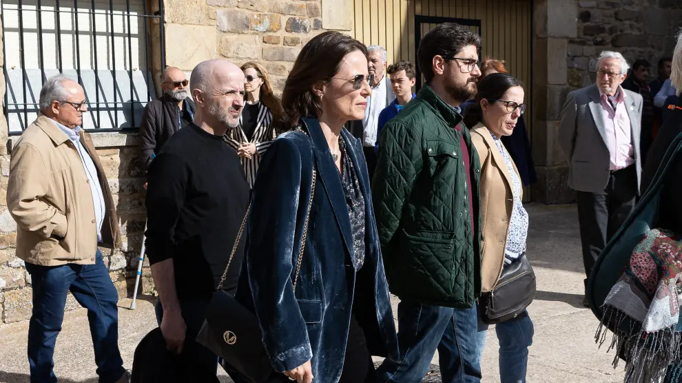 En primer término, la actriz Aitana Sánchez-Gijón, a su llegada al entierro de Sánchez Dragó en Castilfrío de la Sierra.