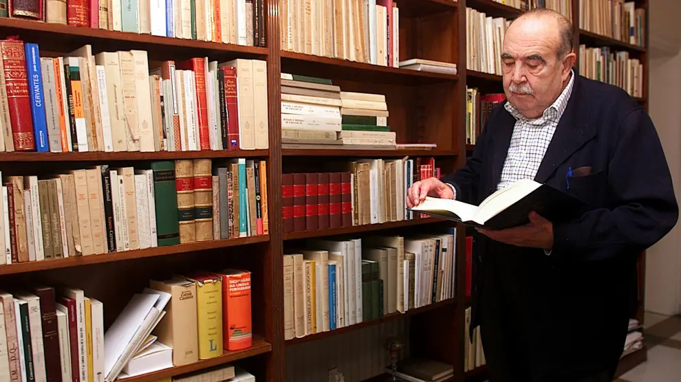 Fernando Lázaro Carreter en la biblioteca de su casa de Madrid, en 2001.