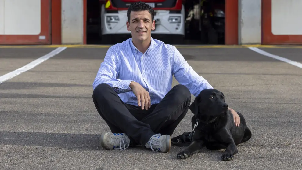 Pablo Monsalve y su perra rescatista India en el parque de bomberos de Valle de Broto.