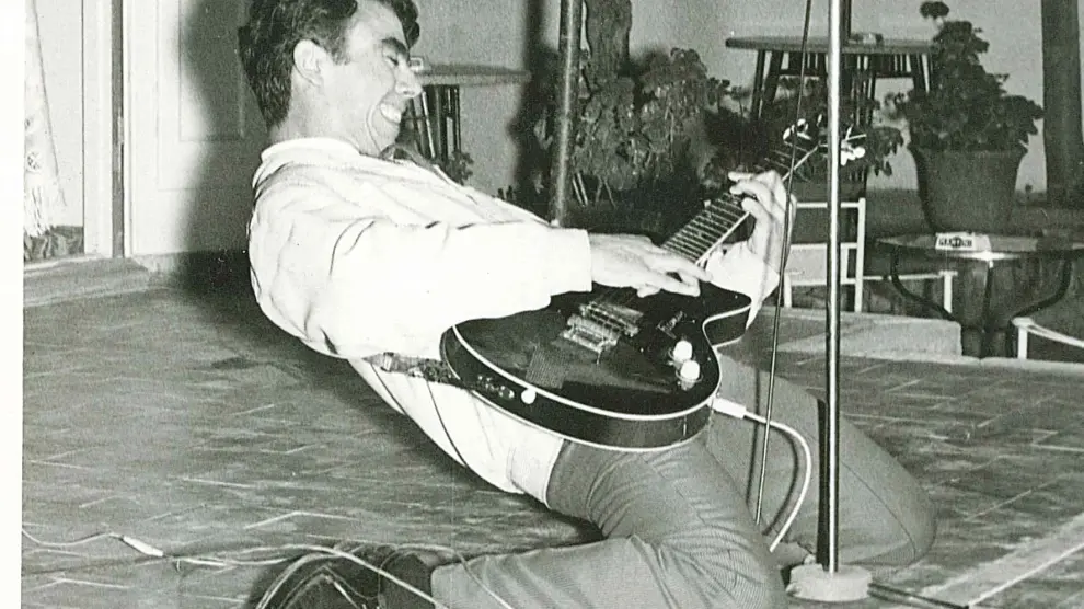 Rocky Kan durante una de sus electrizantes actuaciones de rocker en los sesenta