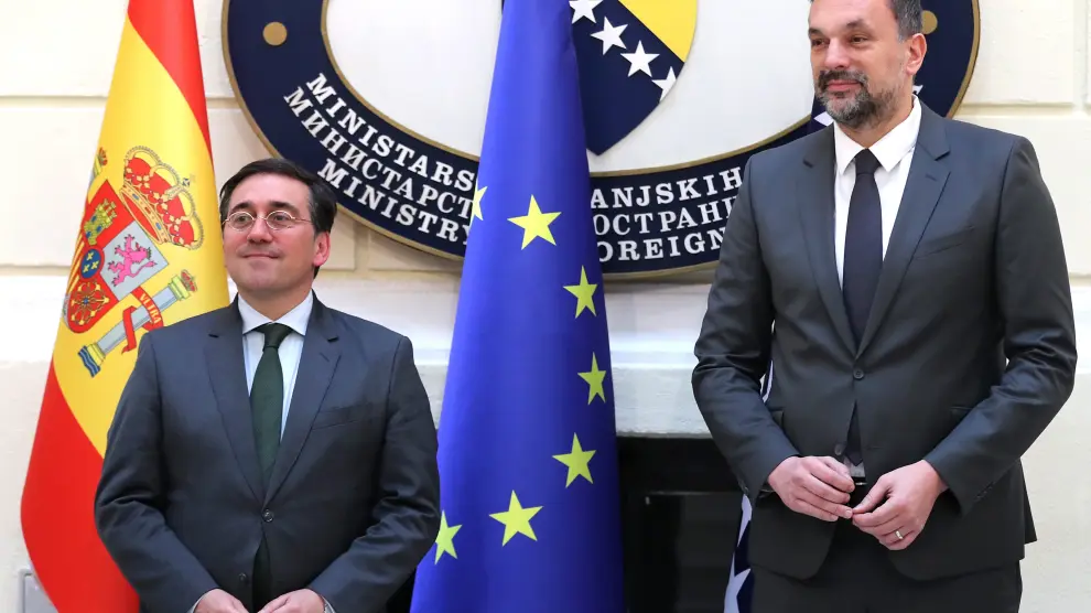 El ministro de Asuntos Exteriores, Albares, con su homólogo bosnio, Elmedin Konakovic.