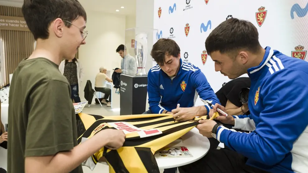 Los aficionados recibieron autógrafos y pudieron fotografiarse con los jugadores.