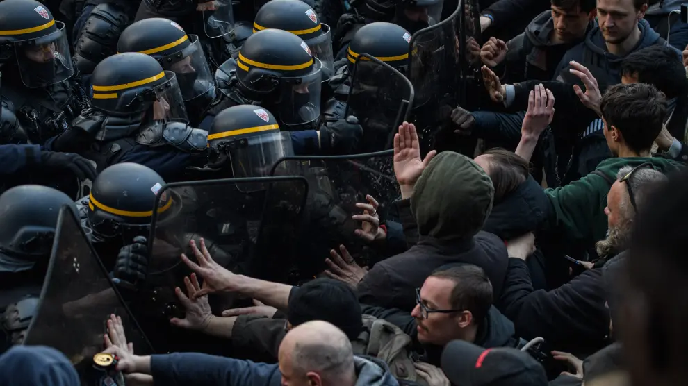 La Policía carga contra miles de manifestantes en París por la reforma de las pensiones.