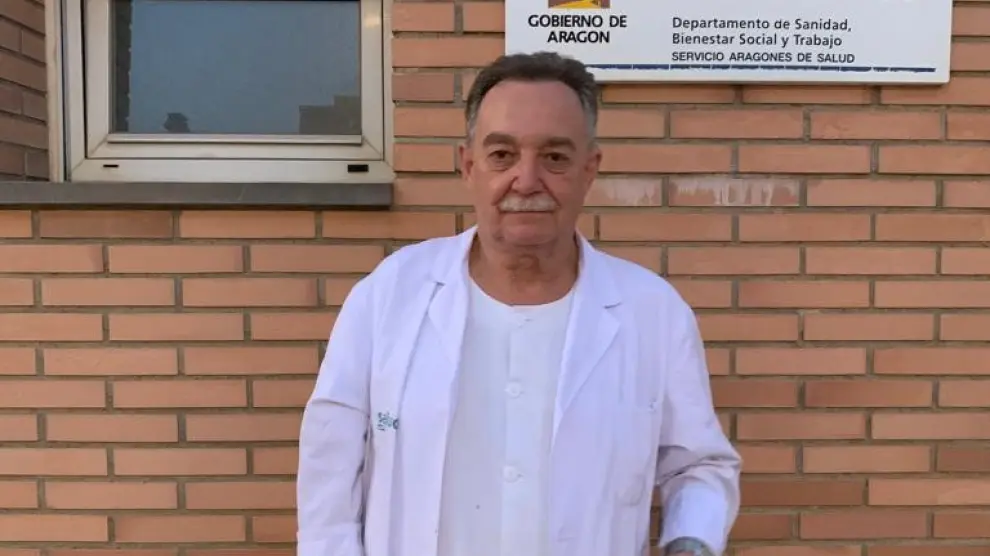 José Borrel, delante del centro de salud de Ayerbe esta semana.