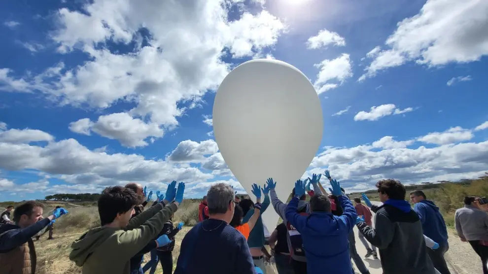 El globo ascendió a la estratosfera cargado con los catorce experimentos de ciencia ciudadana.